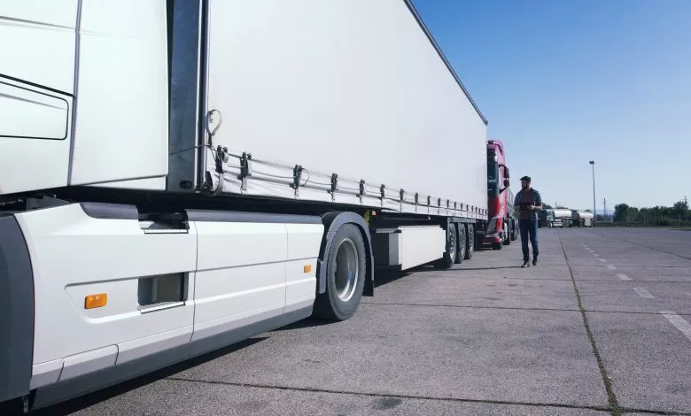 Voditel Gruzovika Osmatrivaet Gruzovik Dlinnyi Avtomobil Pered Vozdeniem